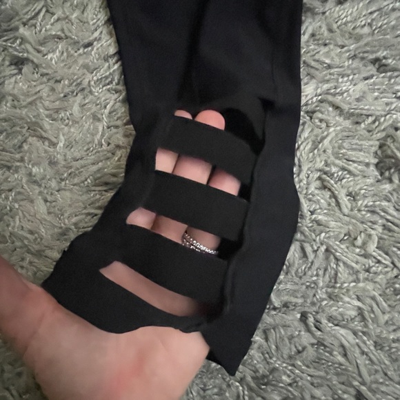 Cropped Workout Leggings - Picture 3 of 9